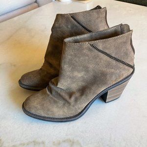 Blowfish Malibu distressed brown ankle boots, stacked heels, back zippers (sz 9)